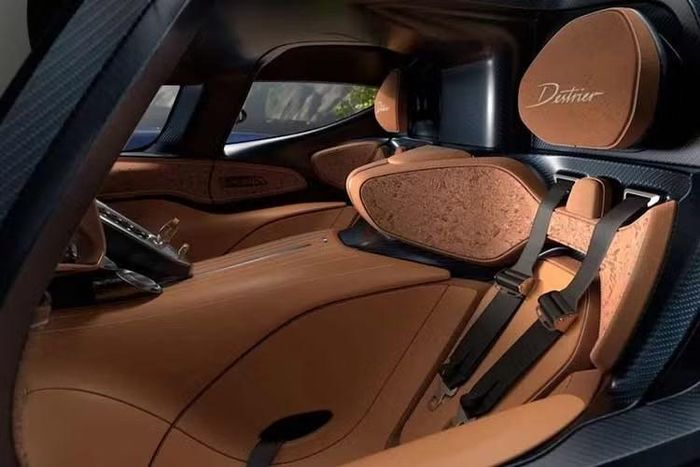 Bên dưới lớp vỏ, Destrier vẫn giữ nguyên khung gầm liền khối bằng sợi carbon của Bolide và động cơ W16 8.0 lít 4 tăng áp sản sinh công suất 1.578 mã lực (1.177kW / 1.600PS). Bugatti không công bố thông số hiệu suất, nhưng chắc chắn chiếc xe này rất nhanh.