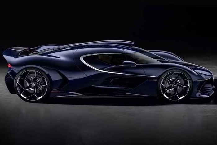 Destrier là mẫu xe độc ​​nhất vô nhị thứ ba thuộc chương trình Programme Solitaire độc ​​quyền của Bugatti, sau Brouillard và Veyron FKP Hommage. Không giống như hai chiếc xe kia, vốn đều bắt nguồn từ Chiron phiên bản đường phố, Destrier chia sẻ nền tảng kỹ thuật với Bolide chỉ dành cho đường đua.