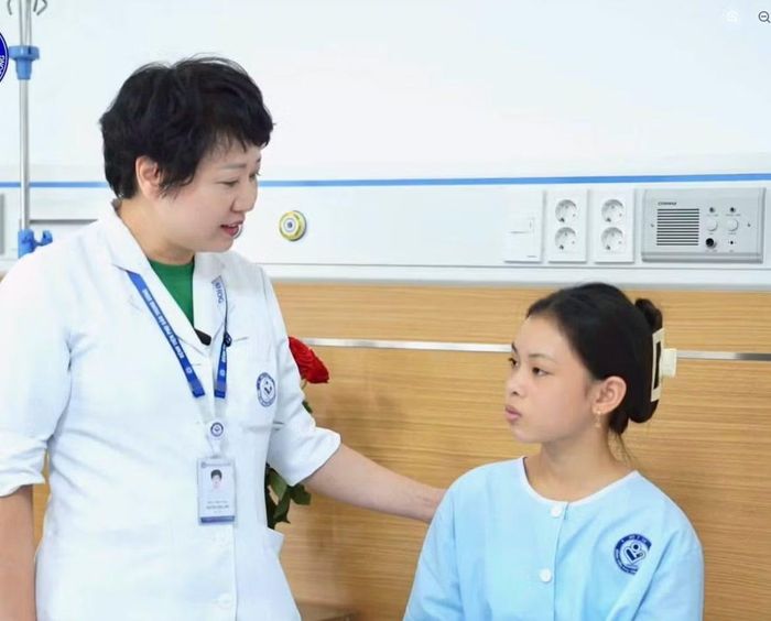 Bác sĩ trò chuyện với bệnh nhân sau phẫu thuật.