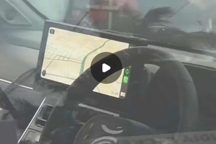 Bên trong khoang lái, nhiều nguồn tin quốc tế cho rằng Innova Cross facelift sẽ được nâng cấp màn hình giải trí trung tâm với kích thước lớn hơn, đồng thời cải thiện vật liệu nội thất và bổ sung thêm các tính năng kết nối. Ngoài ra, gói công nghệ an toàn Toyota Safety Sense nhiều khả năng cũng sẽ được cập nhật với thêm các tính năng hỗ trợ lái.