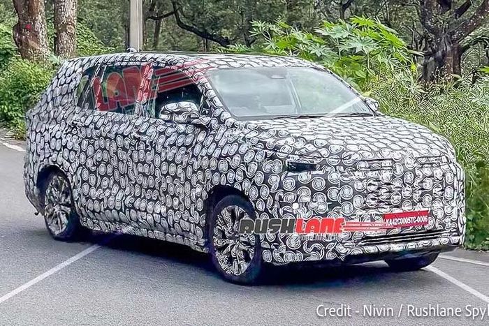 Ở lần xuất hiện mới nhất, nguyên mẫu Toyota Innova Cross 2027 thử nghiệm đã để lộ nhiều chi tiết hơn nhờ lớp ngụy trang mỏng, đặc biệt là khu vực đầu xe. So với phiên bản hiện hành, cụm đèn pha được thiết kế thanh mảnh và đặt cao hơn, trong khi lưới tản nhiệt cùng cản trước được tạo hình vuông vức hơn.