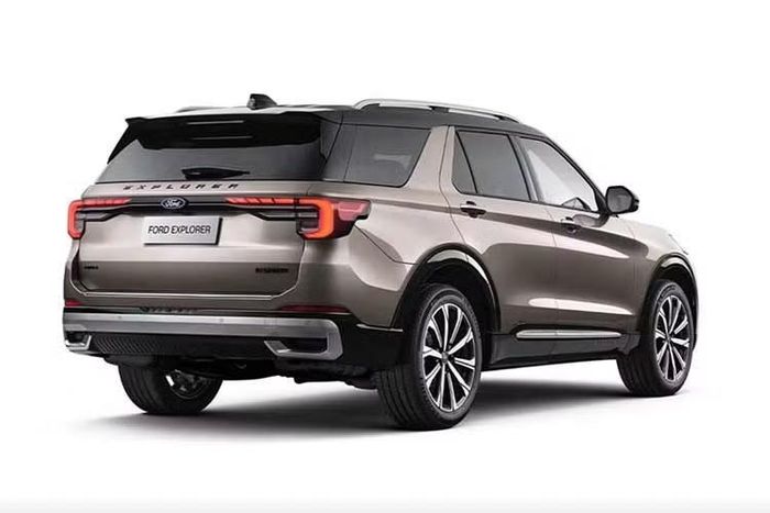 Phiên bản cao hơn sử dụng động cơ V6 EcoBoost 3.0L tăng áp kép, sản sinh 400 mã lực. Explorer tại Trung Quốc không có tùy chọn V6. Xe sử dụng phiên bản riêng của động cơ EcoBoost 2.3L, sản sinh 286 mã lực. So với cấu hình 2.3L tại Mỹ, động cơ này có công suất thấp hơn nhưng mô-men xoắn cao hơn.