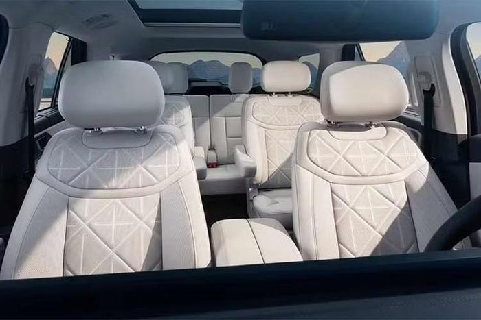 Trong khi đó, khả năng thiết kế nội thất mới được áp dụng nguyên vẹn cho bản Mỹ chưa rõ ràng. Explorer Trung Quốc hiện có cách bố trí cabin khác đáng kể, đặc biệt ở khu vực bệ điều khiển trung tâm. Bộ phận này được đặt cao nhằm tạo một khoang chứa đồ lớn phía dưới, trong khi xe tại Mỹ sử dụng thiết kế thấp hơn.