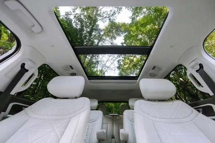 Phiên bản Trung Quốc cũng sử dụng ít nút bấm vật lý hơn. Đây là một trong những yếu tố có thể khiến Ford phải cân nhắc nếu muốn áp dụng thiết kế tương tự cho các thị trường khác. Khác biệt tiếp theo nằm ở hệ truyền động. Tại Mỹ, Explorer có động cơ EcoBoost 2.3L với công suất 300 mã lực.