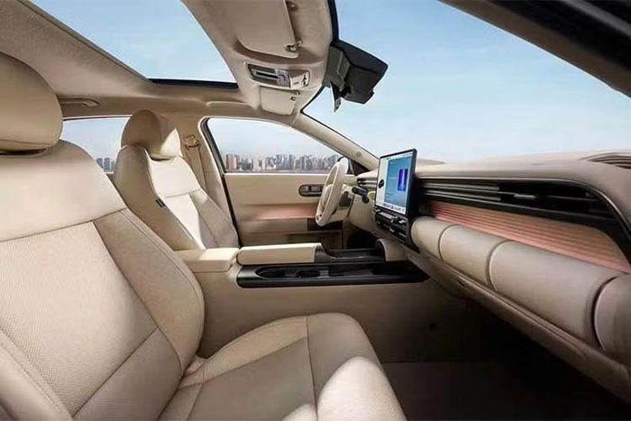 Một trong những điểm mới về công nghệ trên Elantra thế hệ thứ 8 là nền tảng thông tin giải trí Pleos Connect, được trang bị tiêu chuẩn trên toàn bộ các phiên bản.