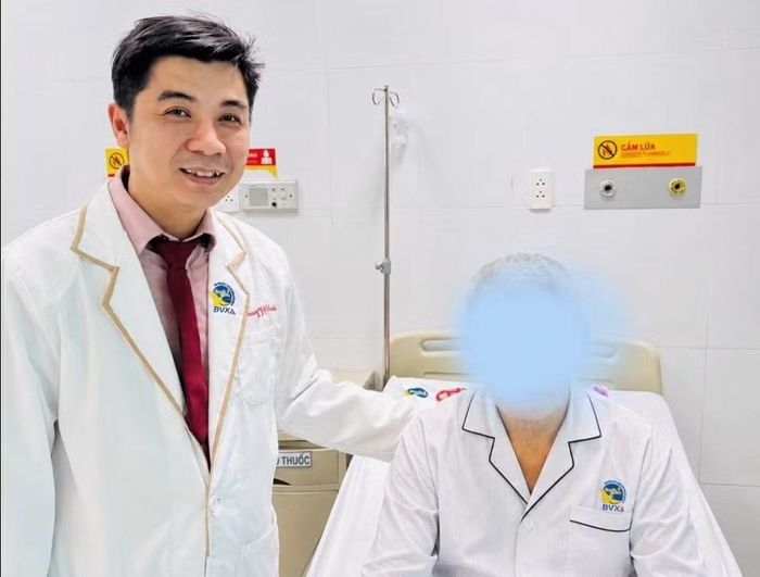Bác sĩ thăm hỏi bệnh nhân sau phẫu thuật - Ảnh BVCC
