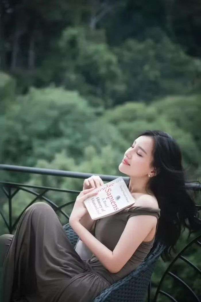 Mai Phương Thúy dành thời gian đọc sách trong cuộc sống thường ngày. Ảnh: VTV.
