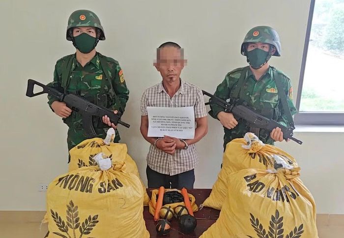 Đối tượng Nguyễn Duy Khánh cùng tang vật bị lực lượng chức năng bắt giữ. Ảnh: Hoài Nam