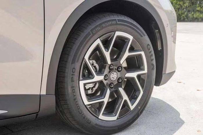 MG4X cũng giữ lại kiểu dáng thân xe và thiết kế phía sau của phiên bản cũ. Trong khi đó, thiết kế đầu xe đã được làm mới với cụm đèn pha LED hình tam giác sắc nét, nối liền bằng dải đèn vắt ngang. Cản trước đi kèm hốc hút gió hình thang ngược và được bao quanh bởi chi tiết ốp đen dạng xương. Tổng thể thiết kế của MG4X trở nên hầm hố hơn nhiều so với bản cũ và người anh em MG4 Urban.