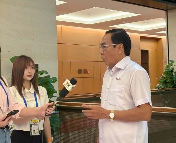 Đại biểu Phạm Văn Hòa (đoàn Đồng Tháp) bên hành lang Quốc hội.