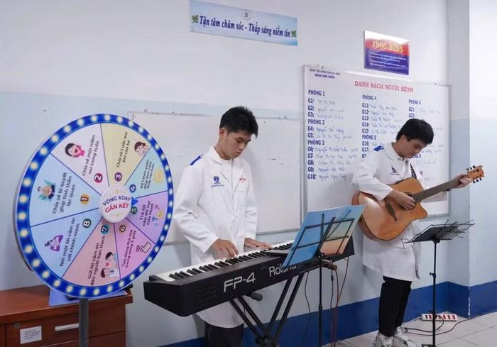 Các bạn sinh viên ngành Y đến từ Trường Đại học Nguyễn Tất Thành đàn hát theo yêu cầu của bệnh nhân.