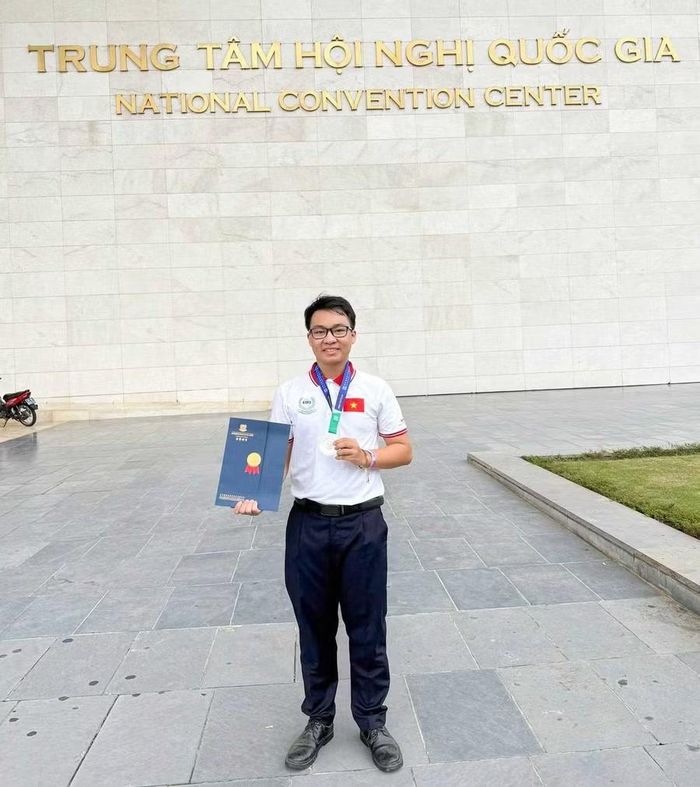 Vũ Xuân Hưng - nam sinh Cao Bằng vừa đoạt Huy chương Bạc Toán học quốc tế.