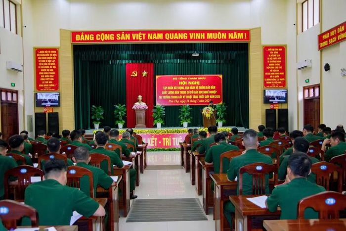 Tập huấn phương pháp sư phạm cho giáo viên Trường Trung cấp Kỹ thuật Tăng thiết giáp năm 2025.