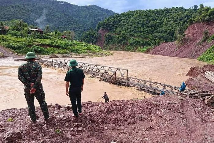 Cầu tạm Yên Hòa bị lũ cuốn mất 2 nhịp, khiến giao thông bị chia cắt. (Ảnh: CSCC)