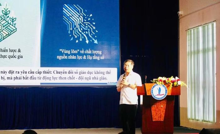 Đại biểu trình bày tham luận tại Hội thảo.