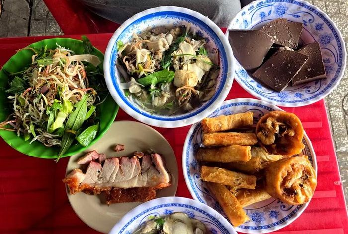 Món bún nước lèo đặc sản trứ danh của tỉnh Trà Vinh cũ.