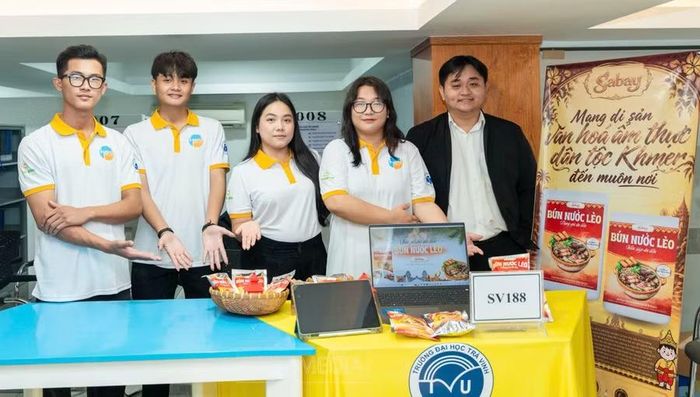 Những gói bún nước lèo Trà Vinh đang được Mẫn và các bạn kể lại theo cách của người trẻ.
