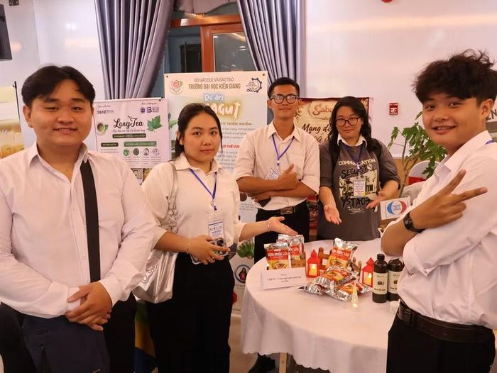 Mẫn cùng các bạn trong ngày sản phẩm bún nước lèo đoạt giải Nhì Cuộc thi "Ý tưởng học sinh, sinh viên khởi nghiệp khu vực Đồng bằng sông Cửu Long" (Innobe) lần IV năm 2026.