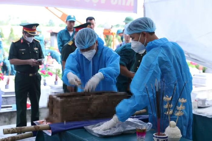 Lực lượng chức năng lấy mẫu sinh phẩm hài cốt liệt sĩ tại Nghĩa trang Liệt sĩ Đông Hưng (xã Đông Hưng) ngày 8/8. Ảnh: Đinh Chiến