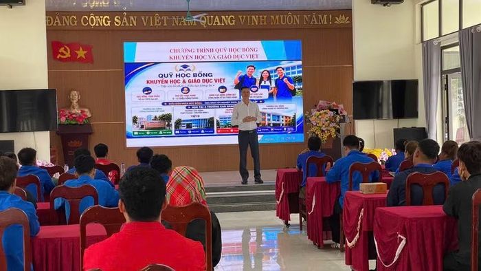 Chương trình Quỹ học bổng khuyến học và Giáo dục Việt được giới thiệu đến các thanh niên ở xã Mù Cả (Lai Châu).