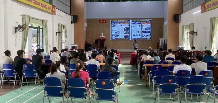 Giới thiệu Chương trình Quỹ học bổng khuyến học và Giáo dục Việt đến chính quyền và người dân xã Mường Mô, tỉnh Lai Châu.