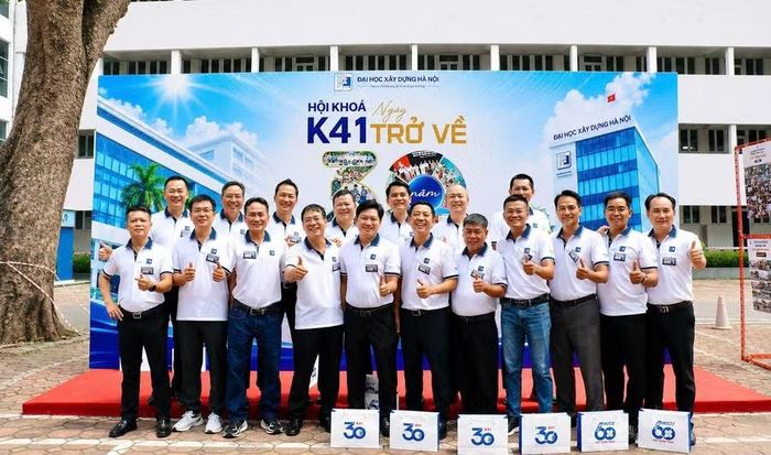 Lưu lại những giây phút bên nhau sau 30 năm xa cách.