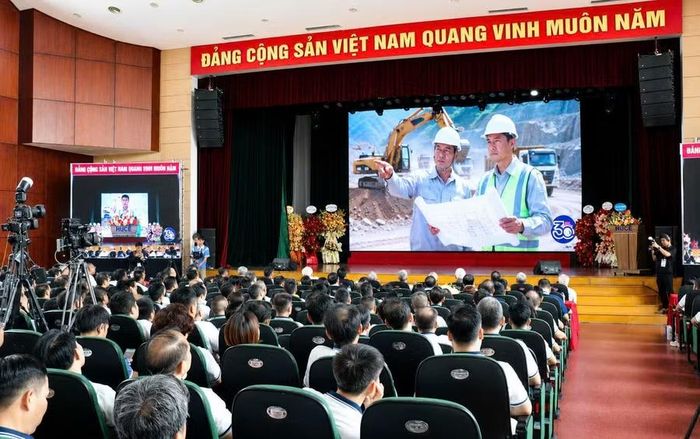 Chương trình có nhiều hoạt động ghi lại những ký ức tươi đẹp của thời thanh xuân.