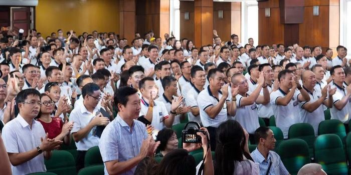 Khoảnh khắc xúc động tại buổi lễ, toàn thể hội trường cùng đứng dậy vỗ tay tri ân các thầy cô tại Trường Đại học Xây dựng Hà Nội.