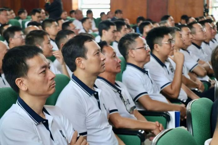 Chăm chú theo dõi từng thước phim - những dòng kỷ niệm sau 30 năm trở về mái trường thân yêu.
