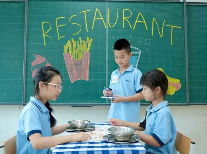 Học sinh Trường Tiểu học, THCS và THPT Hồng Đức (Hưng Yên).