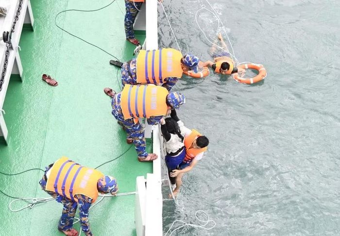 Đưa nạn nhân lên tàu hải quân. Ảnh: Quang Cường, Bộ CHQS Đà Nẵng