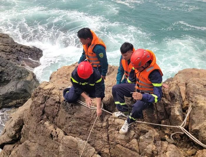 Lực lượng chức năng phối hợp tìm kiếm nạn nhân còn mất tích. Ảnh: Quang Cường, Bộ CHQS Đà Nẵng