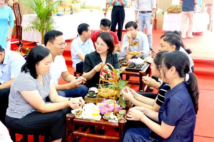 Lễ hội quy tụ khoảng 100 gian hàng nhãn lồng cùng các sản phẩm chế biến từ nhãn, nông sản OCOP. Không gian trưng bày được thiết kế theo hướng mở, mang đậm dấu ấn văn hóa xứ Nhãn, kết hợp trình diễn, trải nghiệm và quảng bá du lịch, tái hiện một Festival Nhãn lồng Hưng Yên đặc sắc giữa lòng Phố Hiến.