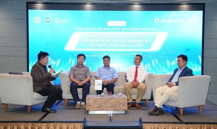 Phiên tọa đàm với sự tham gia của các chuyên gia, tập trung trao đổi về lộ trình triển khai giáo dục AI trong nhà trường.