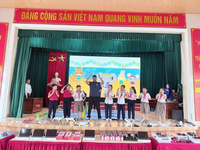 Học sinh được tham gia các hoạt động tương tác, thực hành tiếng Anh thông qua trò chơi.