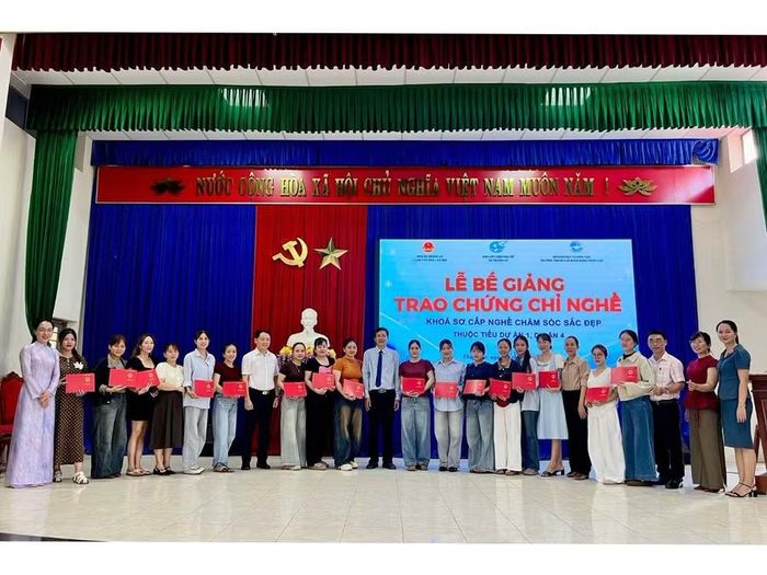 Lễ Bế giảng và trao chứng chỉ nghề cho học viên là người dân xã Thăng An.
