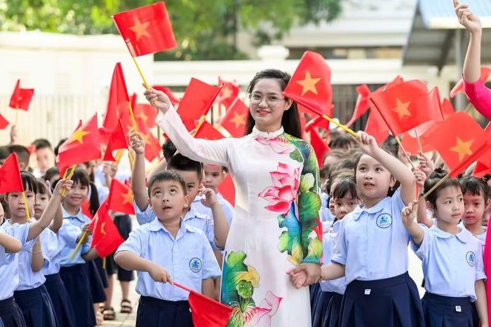Cô, trò Trường Tiểu học Nguyễn Tất Thành (Ninh Bình) trong ngày khai giảng năm học 2025 - 2026.
