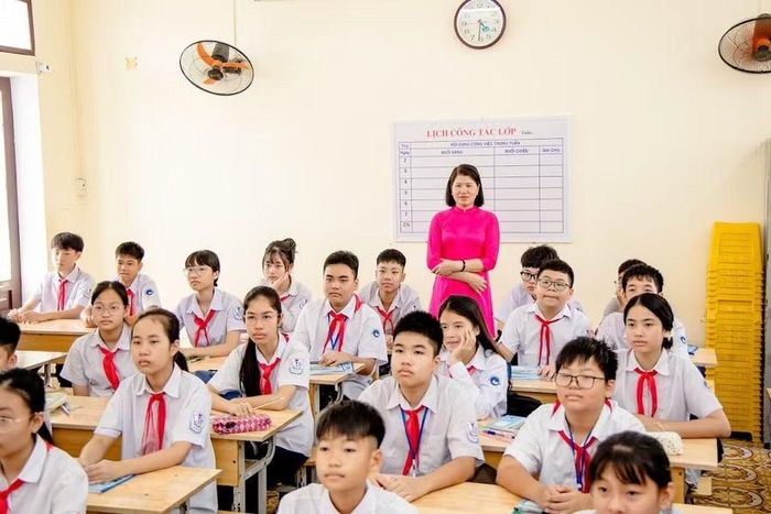 Cô, trò Trường THCS Trần Bích San (Ninh Bình).