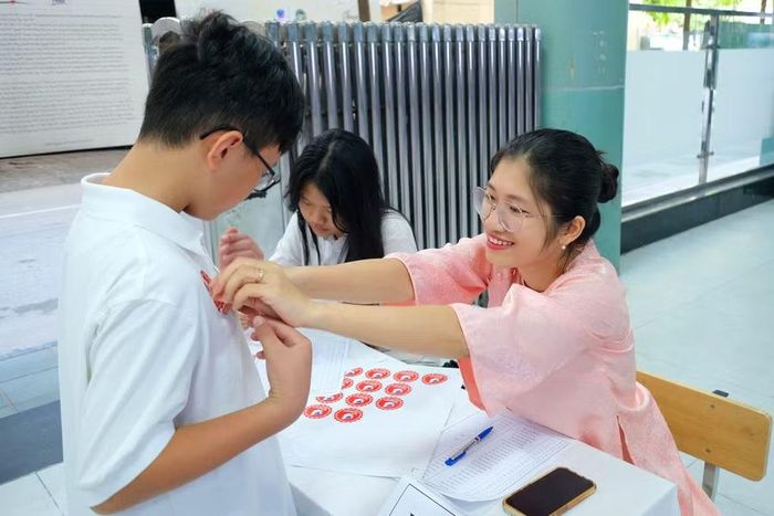 Cô Phương Mai, giáo viên chủ nhiệm lớp 6A1, chào đón các em học sinh.
