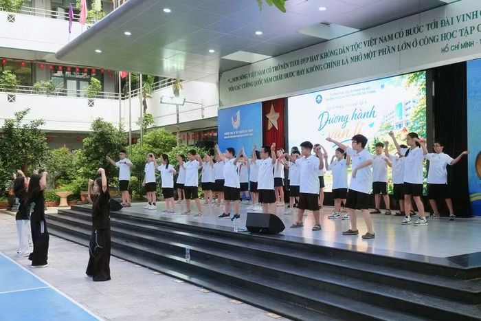 CLB M4U hướng dẫn các em học sinh Khối 6 nhảy flashmob.