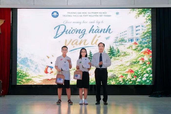 Thầy Hiệu trưởng trao Thư chúc mừng và quà cho Thủ khoa và Á khoa.
