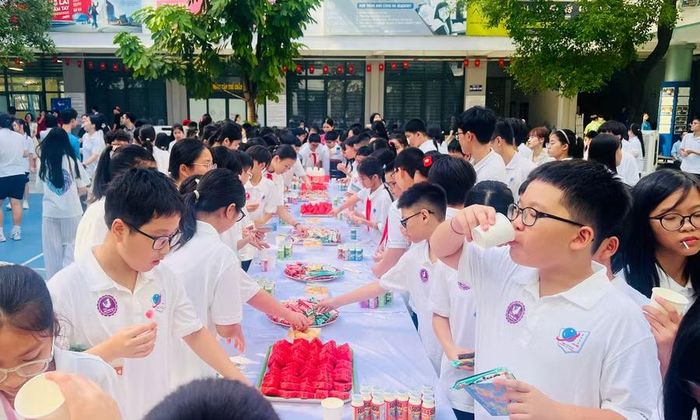 Các bạn học sinh thưởng thức tea-break trong giờ giải lao.
