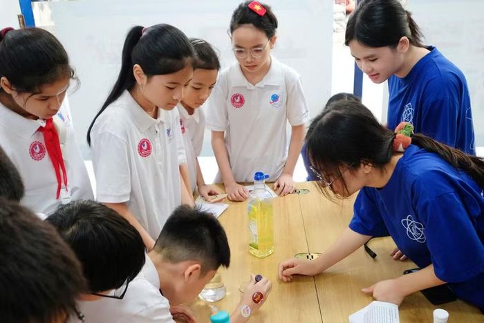 Trải nghiệm tại trạm CLB Khoa học.