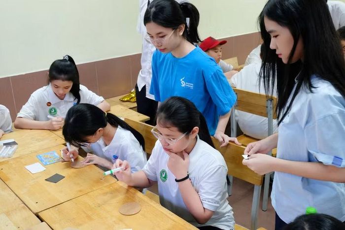 Các bạn nhỏ luôn được các anh chị hướng dẫn tận tình.