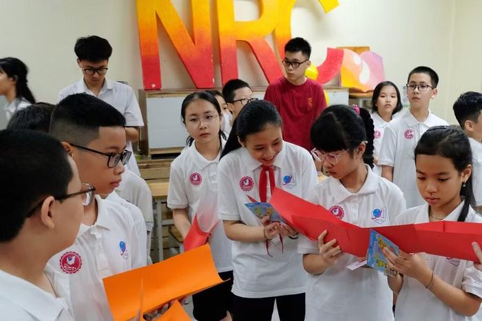 Học sinh khối 6 hào hứng tham gia trải nghiệm tại các trạm CLB.