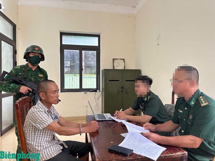 Lực lượng chức năng thu thập lời khai của đối tượng Nguyễn Duy Khánh. Ảnh: Hoài Nam