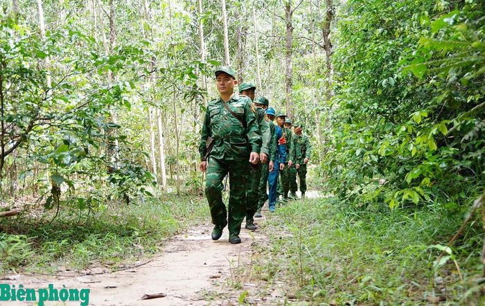 Cán bộ, chiến sĩ Bộ đội Biên phòng tỉnh Tây Ninh tuần tra, bảo vệ biên giới. Ảnh: Đinh Quân