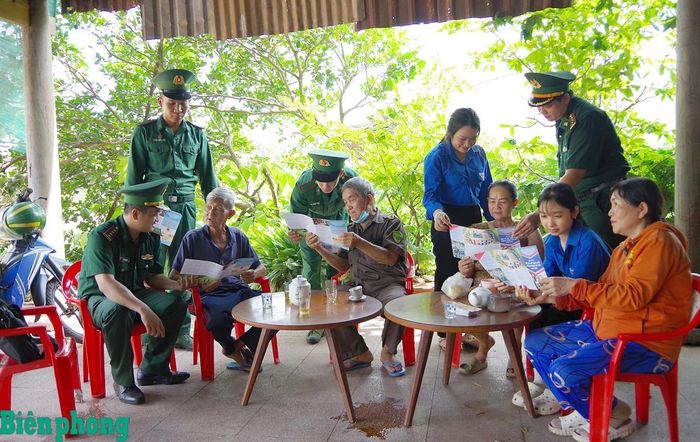 Cán bộ, chiến sĩ Bộ đội Biên phòng tỉnh Tây Ninh tuyên truyền, phổ biến, giáo dục pháp luật cho người dân địa phương. Ảnh: Đinh Quân