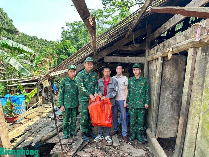 Đồn Biên phòng cửa khẩu quốc tế Trà Lĩnh, Bộ đội Biên phòng tỉnh Cao Bằng phối hợp với chính quyền xã Quang Hán, tỉnh Cao Bằng thăm, động viên, tặng quà gia đình bị thiệt hại do thiên tai trên địa bàn. Ảnh: Vũ Lê