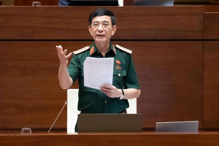 Đại tướng Phan Văn Giang làm rõ một số nội dung các đại biểu nêu. Ảnh: quochoi.vn